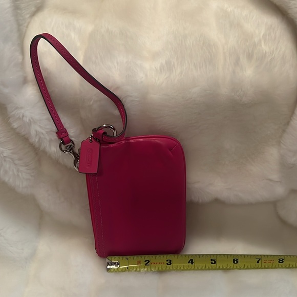 🩷COACH HOT PINK 🩷 WRISTLET. Beautiful condition, all matching pieces. 🩷 - Picture 2 of 8